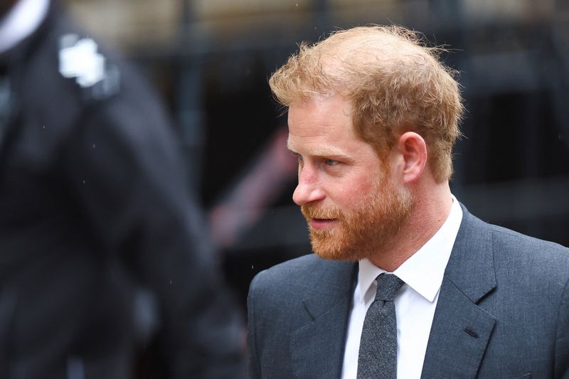 © Reuters. FILE PHOTO: Britain's Prince Harry, Duke of Sussex, leaves the High Court in London, Britain March 28, 2023. REUTERS/Hannah McKay