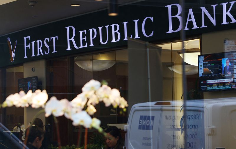 &copy; Reuters. FILE PHOTO: People are seen inside the First Republic Bank branch in Midtown Manhattan in New York City, New York, U.S., March 13, 2023. REUTERS/Mike Segar