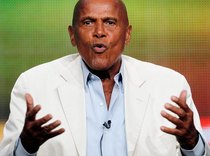 &copy; Reuters. FOTO ARCHIVO: El cantante, actor y activista Harry Belafonte habla durante una sesión sobre un documental sobre su vida 'Sing Your Song' durante la sesión de HBO en el 2011 Summer Television Critics Association Cable Press Tour en Beverly Hills, Califor