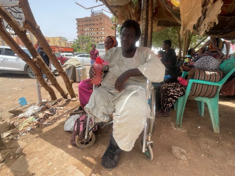 &copy; Reuters. أشخاص فارون من الاشتباكات بين قوات الدعم السريع شبه العسكرية والجيش السودان يستريحون في الخرطوم يوم الثلاثاء. تصوير: الطيب صديق – رويترز.