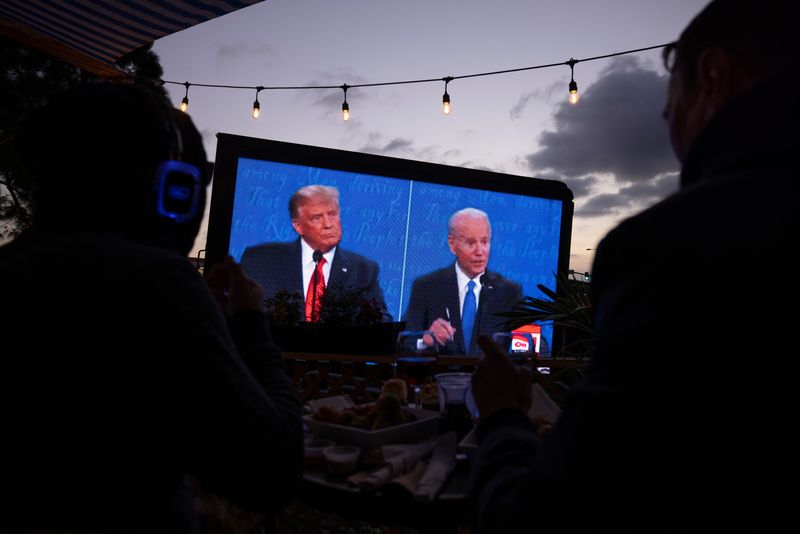 &copy; Reuters. Espectadores assistem debate entre Donald Trump e Joe Biden, em San Diego, EUA
22/10/2020
REUTERS/Mike Blake