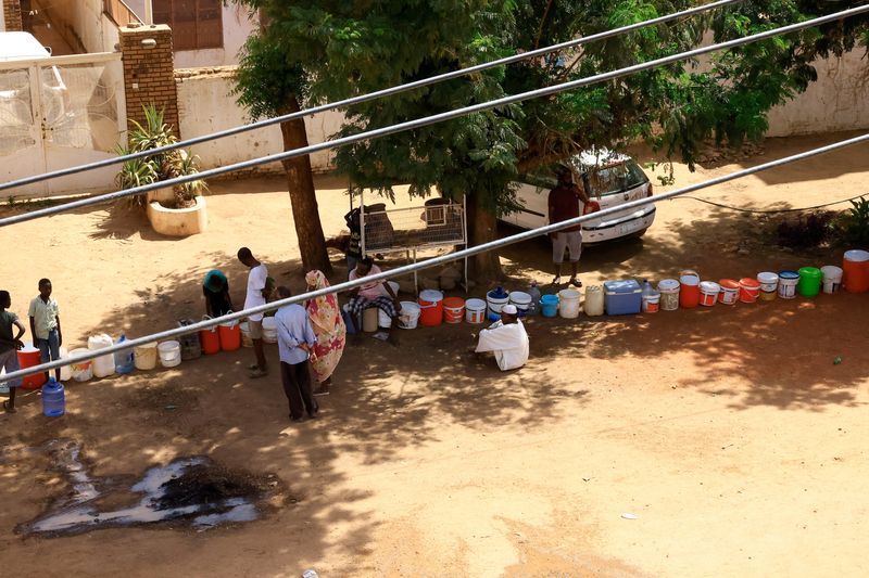 © Reuters. أشخاص ينتظرون للحصول على المياه خلال اشتباكات بين قوات الدعم السريع شبه العسكرية والجيش السوداني في الخرطوم بحري يوم 22 أبريل نيسان 2023. تصوير: محمد نو الدين عبد الله – رويترز.