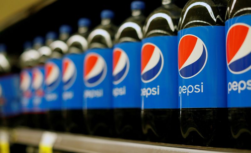 &copy; Reuters. Bouteilles de Pepsi dans une épicerie de Pasadena, en Californie. /Photo prise le 17 juillet 2017/REUTERS/Mario Anzuoni