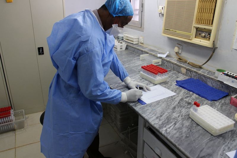 &copy; Reuters. 世界保健機関（ＷＨＯ）は２５日、戦闘が続くアフリカ北東部スーダンの首都ハルツームにあるはしか、コレラ菌などの危険な病原菌を保管する国立公衆衛生研究所が占拠され、病原菌が外