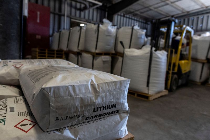 &copy; Reuters. FOTO DE ARCHIVO. Sacos de carbonato de litio en la planta de producción de Albemarle Lithium en Silver Peak, Nevada, Estados Unidos