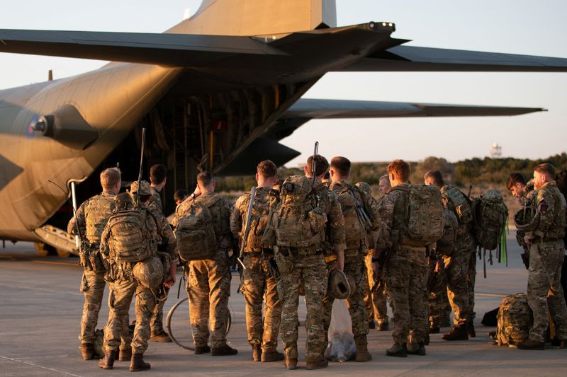 &copy; Reuters. جنود يستعدون لاستقلال طائرة في قبرص متجهة للسودان يوم الثلاثاء لإجلاء دبلوماسيي السفارة البريطانية وأسرهم من هناك. صورة حصلت عليها رويترز 