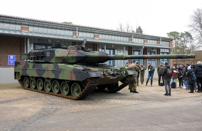 &copy; Reuters. FILE PHOTO: A view of a Leopard 2 tank at the German army Bundeswehr base in Munster, Germany, February 20, 2023. REUTERS/Fabian Bimmer/File Photo