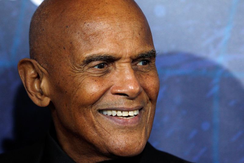 &copy; Reuters. Photo d'archives: Le chanteur Harry Belafonte arrive à la première de "Spider-Man : Turn Off The Dark" à New York. /Photo prise le 14 juin 2011/REUTERS/Jessica Rinaldi