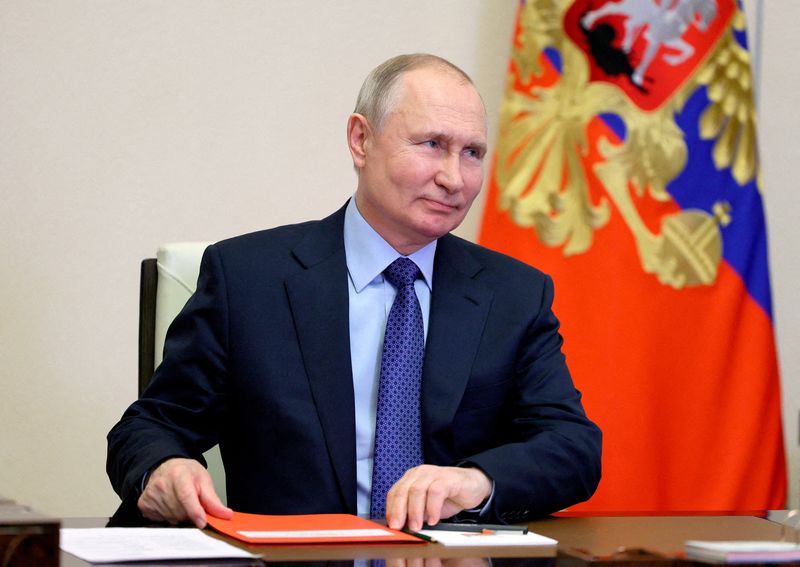 &copy; Reuters. الرئيس الروسي فلاديمير بوتين في اجتماع من خارج موسكو لمجلس الأمن الروسي عبر الإنترنت يوم 21 أبريل نيسان 2023. صورة حصلت عليها رويترز من وكالة س