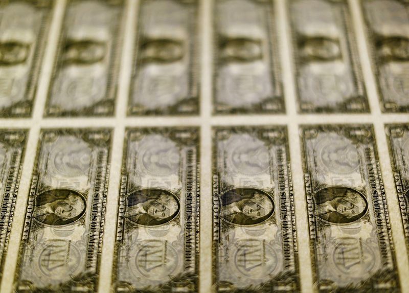 &copy; Reuters. Banconote da un dollaro a Washington. 14 novembre 2014.  REUTERS/Gary Cameron//File Photo
