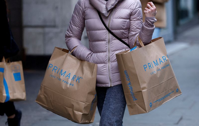 &copy; Reuters. FILE PHOTO: A woman carries Primark shopping bags on Oxford Street, in London, Britain, January 16, 2023.  REUTERS/Peter Nicholls