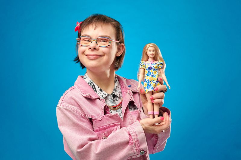 © Reuters. L'écrivaine Éléonore Laloux avec une nouvelle Barbie à l'effigie d'une porteuse du syndrome de Down, à Paris, France. /Photo prise le 19 avril 2023/REUTERS/Mattel/Matthieu Suprin