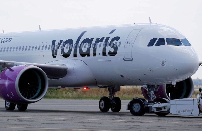 &copy; Reuters. FILE PHOTO: An Airbus A320neo passenger aircraft of Mexican low-cost air carrier Volaris is pictured on the tarmac in Colomiers near Toulouse, France, July 10, 2018. REUTERS/Regis Duvignau