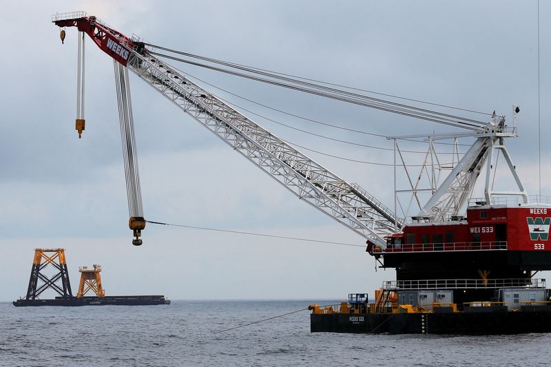 &copy; Reuters. FILE PHOTO: A construction crane floats next to a barge carrying jacket support structures and a platform for a turbine for a wind farm in the waters of the Atlantic Ocean off Block Island, Rhode Island July 27, 2015. REUTERS/Brian Snyder