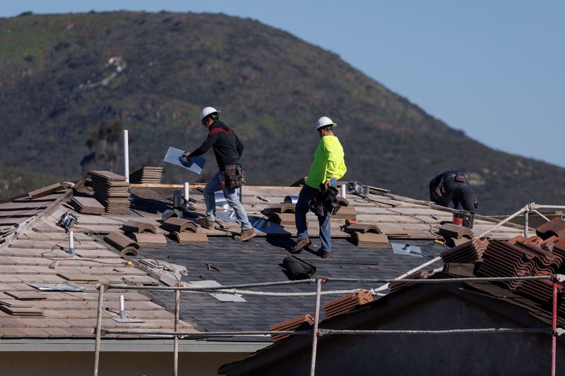 &copy; Reuters. FILE PHOTO: Construction workers tile a roof, as a subdivision of homes is built in San Marcos, California, U.S., January 31, 2023. REUTERS/Mike Blake/File Photo