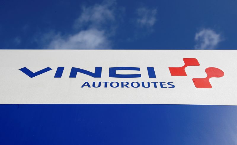 &copy; Reuters. Le logo de Vinci est représenté sur l'autoroute A62 à Saint-Jory. /Photo prise le 3 novembre 2019/REUTERS/Regis Duvignau