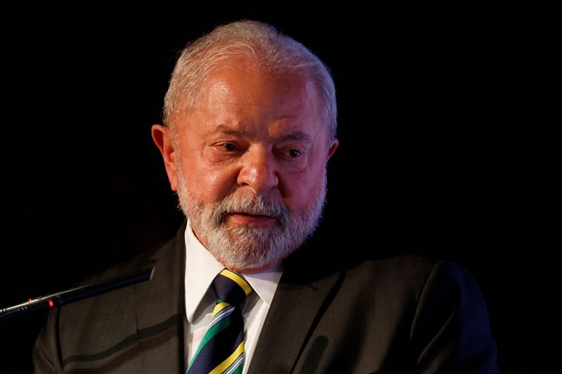 &copy; Reuters. El presidente de Brasil, Luiz Inácio Lula da Silva, habla durante una reunión de negocios con la ministra española de Economía, Nadia Calviño, en la Casa de América, en Madrid, España. 25 de abril, 2023. REUTERS/Juan Medina