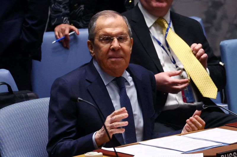 &copy; Reuters. وزير الخارجية الروسي سيرجي لافروف خلال اجتماع لمجلس الأمن الدولي في مقر الأمم المتحدة بنيويورك يوم الثلاثاء. تصوير: مايك سيجار – رويترز.