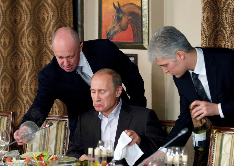 &copy; Reuters. FILE PHOTO: Evgeny Prigozhin (L) assists Russian Prime Minister Vladimir Putin during a dinner with foreign scholars and journalists at the restaurant Cheval Blanc on the premises of an equestrian complex outside Moscow November 11, 2011. Picture taken No