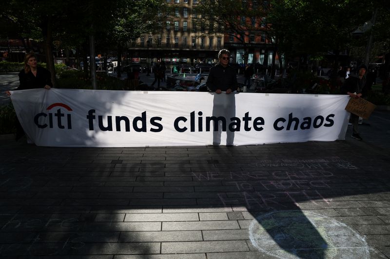 &copy; Reuters. Manifestantes a favor del clima protestan frente a la sede mundial de servicios financieros de Citigroup durante las juntas de accionistas en Nueva York, Estados Unidos. 25 de abril, 2023.REUTERS/Shannon Stapleton