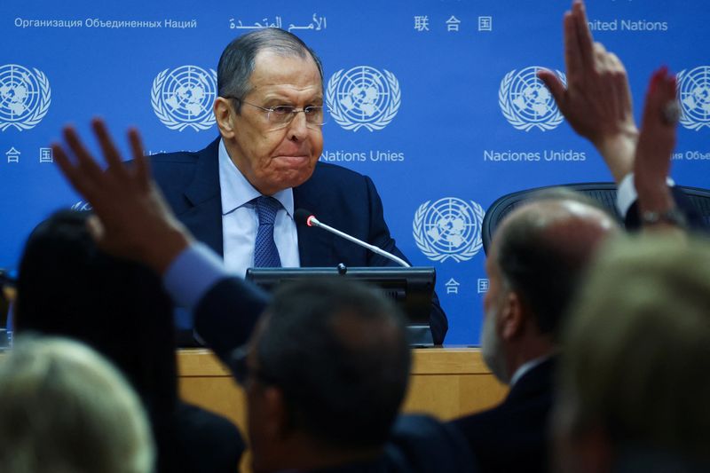 &copy; Reuters. وزير الخارجية الروسي سيرجي لافروف في مؤتمر صحفي بالأمم المتحدة بنيويرك يوم الثلاثاء. تصوير مايك سيجار- رويترز.