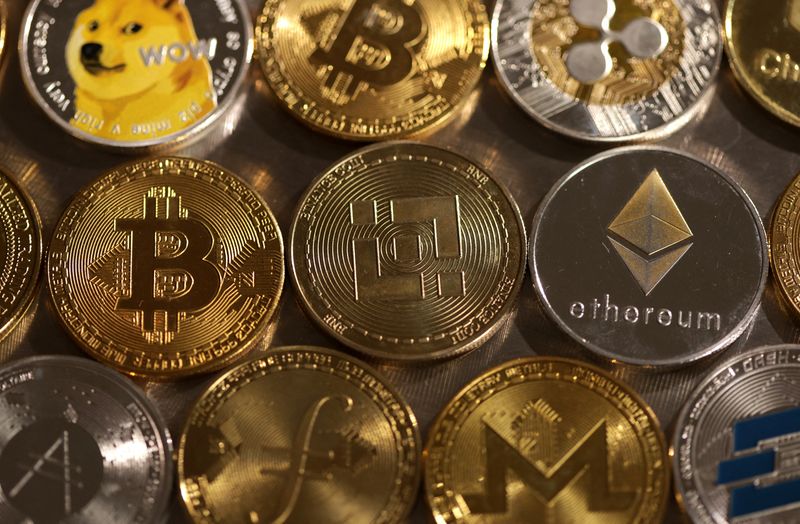 © Reuters. Representations of cryptocurrencies are seen in this illustration, August 10, 2022. REUTERS/Dado Ruvic/Illustration