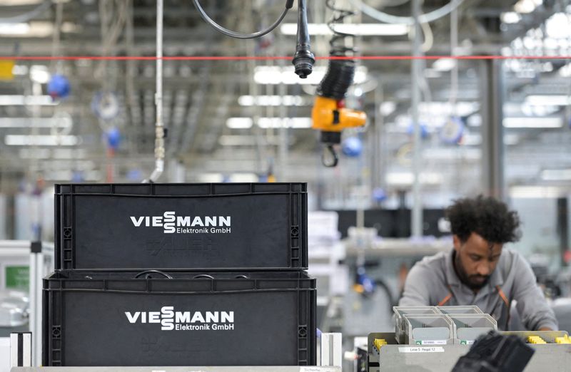 &copy; Reuters. FILE PHOTO: An employee works at a production line during at the plant of German gas heating manufacturer Viessmann in Allendorf, Germany, August 9, 2022. REUTERS/Fabian Bimmer/File Photo