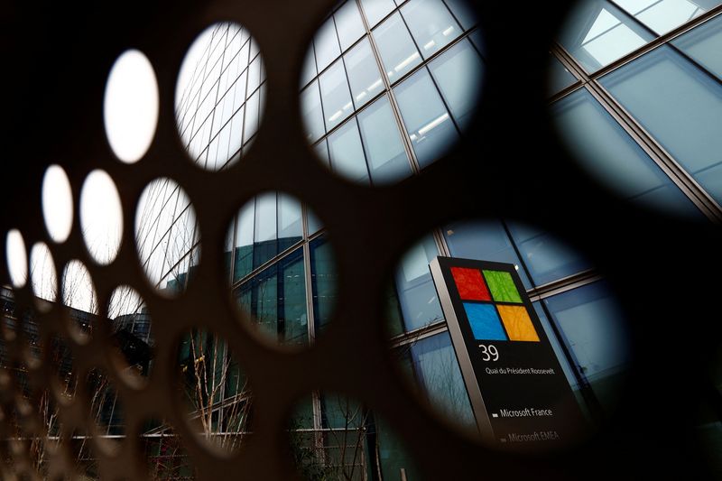 © Reuters. FILE PHOTO: A view shows a Microsoft logo at Microsoft offices in Issy-les-Moulineaux near Paris, France, January 25, 2023. REUTERS/Gonzalo Fuentes/File Photo