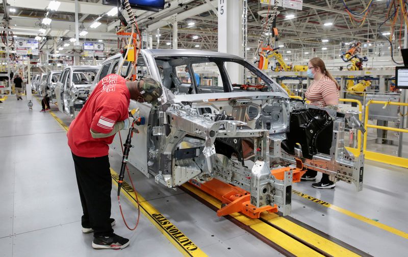 &copy; Reuters. FILE PHOTO: Stellantis assembly workers work on assembling the 2021 Jeep Grand Cherokee L at the Detroit Assembly Complex - Mack Plant in Detroit, Michigan, U.S., June 10, 2021. REUTERS/Rebecca Cook