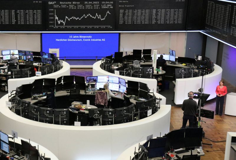 &copy; Reuters. FILE PHOTO: A TV presenter reports from the German stock exchange as the German share price index DAX graph is shown on a screen in Frankfurt, Germany, April 25, 2023.   REUTERS/Staff