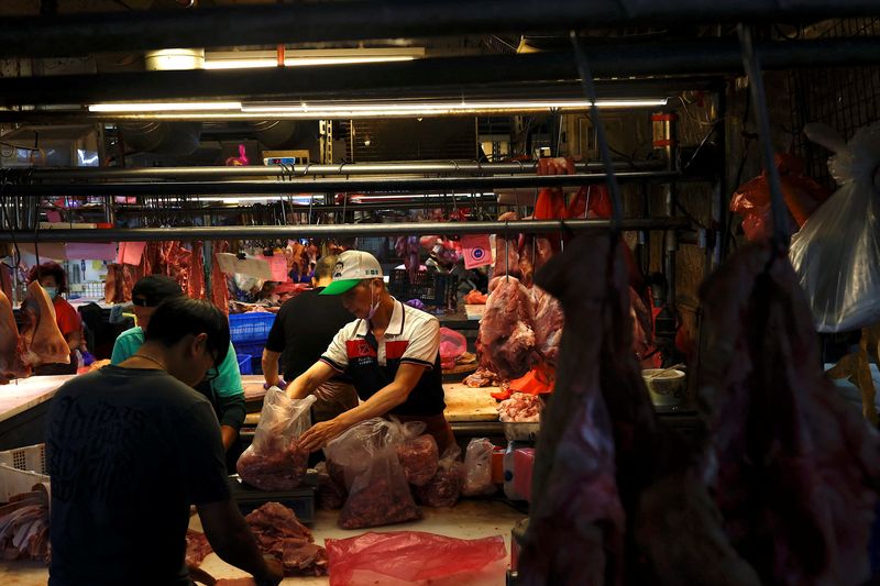 &copy; Reuters. FILE PHOTO: People buy and sell meat ahead of the lunar new year in Taipei, Taiwan, January 17, 2023. REUTERS/Ann Wang