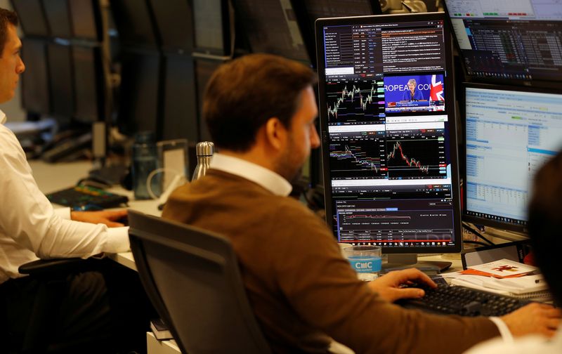 &copy; Reuters. Des traders travaillent à la Bourse de Londres. /Photo prise le 11 avril 2019/REUTERS/Peter Nicholls
