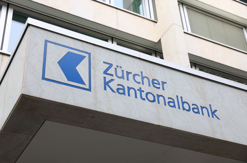 &copy; Reuters. FILE PHOTO: A sign of the Zuercher Kantonalbank is seen on the Swiss bank building in Zurich, Switzerland March 23, 2023. REUTERS/Denis Balibouse