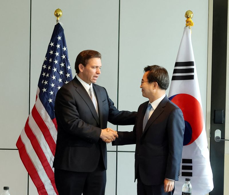 © Reuters. Florida's Governor Ron DeSantis shakes hand with South Korea's Gyeonggi Province Governor Kim Dong-yeon during their meeting in Seoul, South Korea, April 26, 2023.  Gyeonggi Province/Yonhap via REUTERS  