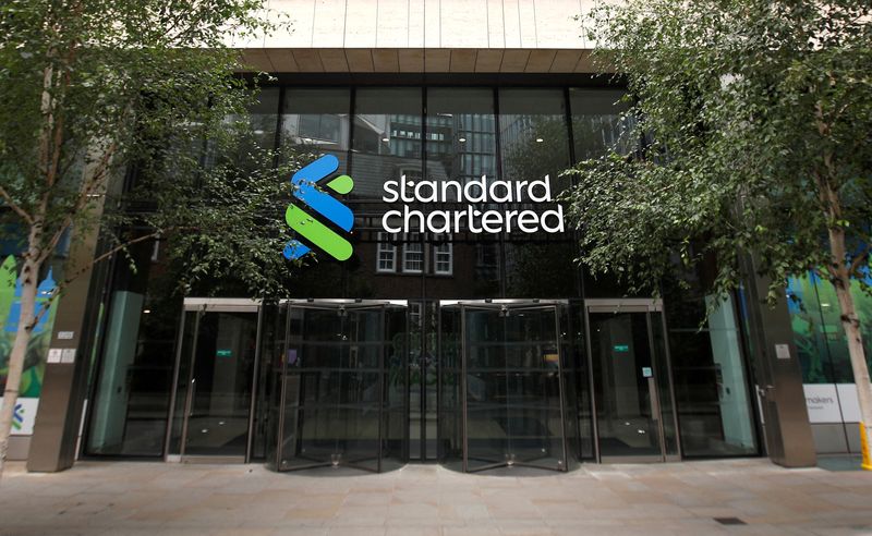 &copy; Reuters. Il logo di Standard Chartered nella sede centrale della banca a Londra, Gran Bretagna, 26 luglio 2022. REUTERS/Peter Nicholls/Foto d'archivio