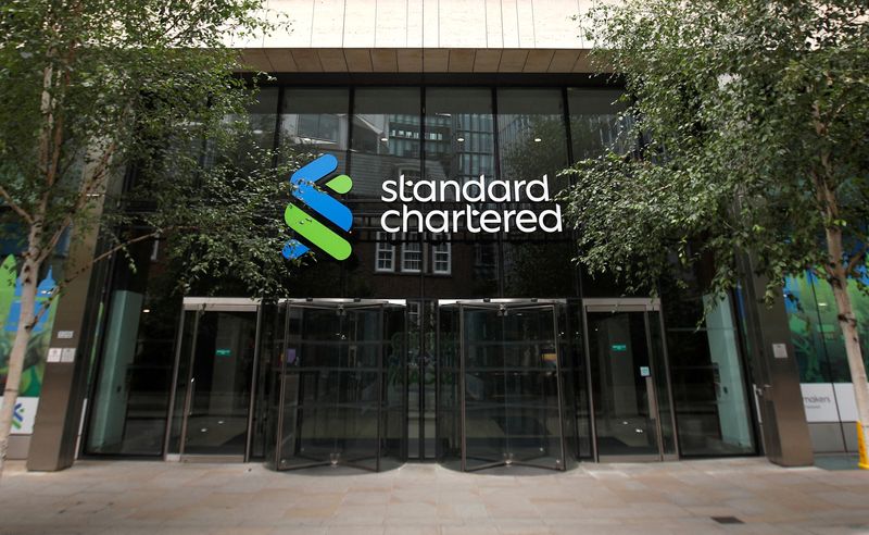 &copy; Reuters. FOTO DE ARCHIVO: El logotipo de Standard Chartered en la sede del banco en Londres, Reino Unido, el 26 de julio de 2022. REUTERS/Peter Nicholls