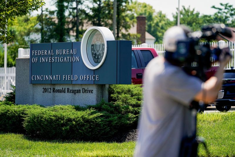 &copy; Reuters. شعار مكتب التحقيقات الاتحادي الأمريكي أمام أحد المباني التابعة له في مدينة سينسيناتي بولاية أوهايو بينما يسير أحد المصورين أمامه. تصوير: جي