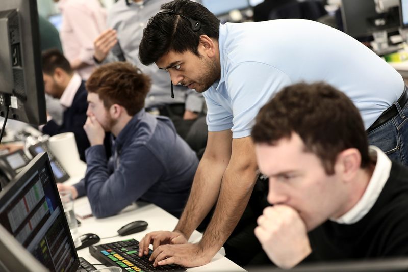 &copy; Reuters. Des traders travaillent à l'indice IG, à Londres. /Photo prise le 6 février 2018/REUTERS/Simon Dawson