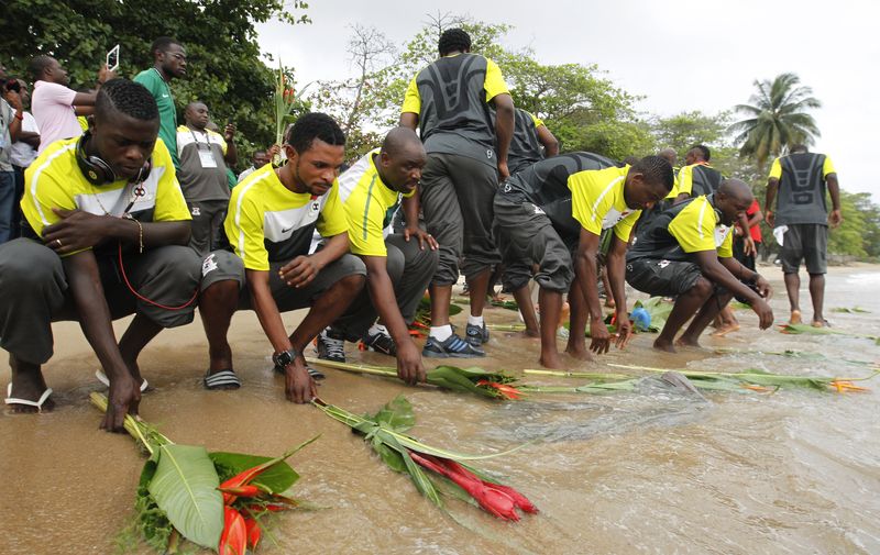&copy; Reuters. لاعبو منتخب زامبيا الوطني لكرة القدم يلقون الزهور في البحر على شاطئ المحيط الأطلسي في ليبرفيل عاصمة الجابون حيث جرفت المياه جثث لاعبين آخري