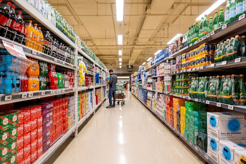 &copy; Reuters. FILE PHOTO: A person shops in the beverage aisle at a grocery store in Toronto, Ontario, Canada November 22, 2022.  REUTERS/Carlos Osorio