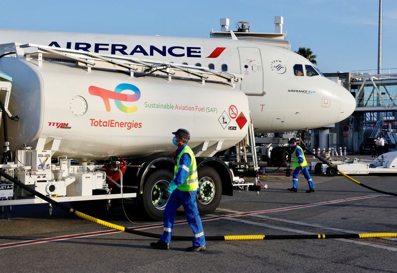 © Reuters. FILE PHOTO: An Air France aircraft, operated with sustainable aviation fuel (SAF) produced by TotalEnergies, is refueled before its first flight from Nice to Paris at Nice airport, France, October 1, 2021.  REUTERS/Eric Gaillard