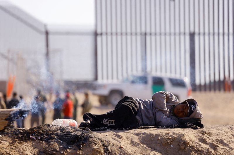 &copy; Reuters. FILE PHOTO: A migrant sleeps, after crossing the Rio Bravo river border between Mexico and the United States, while waiting to turn himself in to U.S. Border Patrol agents, seen from Ciudad Juarez, Mexico April 25, 2023. REUTERS/Jose Luis Gonzalez/File Ph