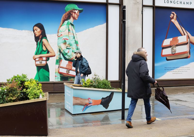 &copy; Reuters. FILE PHOTO: People walk on Regent Street in London, Britain April 10, 2023. REUTERS/Anna Gordon