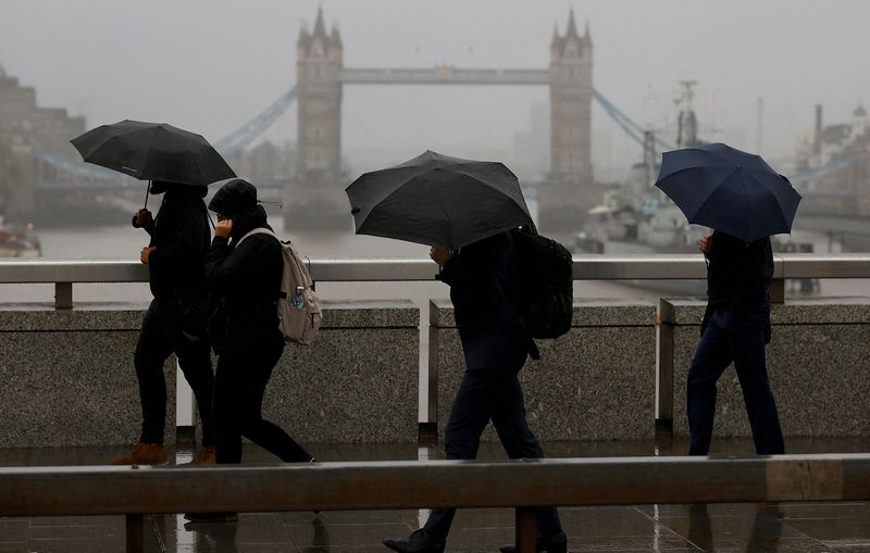 &copy; Reuters. FILE PHOTO: Commuters walk across London Bridge toward the financial district, in London, Britain, September 26, 2022.  REUTERS/Peter Nicholls