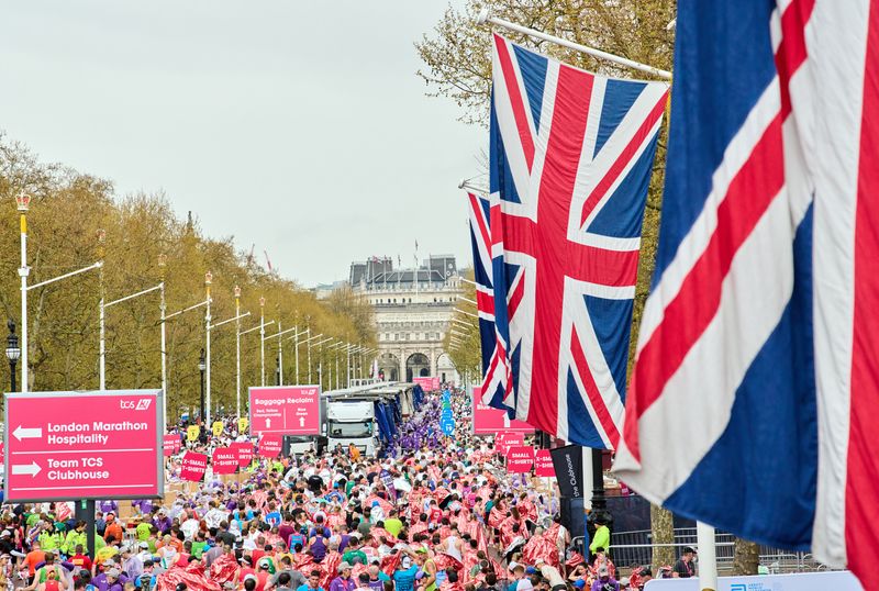 &copy; Reuters. مشاركون في ماراثون لندن عقب الانتهاء من السباق يوم 23 أبريل نيسان 2023. صورة لرويترز من يو اس ايه توداي سبورتس.
