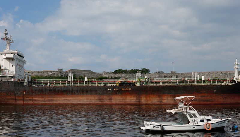 &copy; Reuters. Un barco cisterna cubano entra en la bahía de La Habana con un cartel que dice en español: "No más bloqueo", en referencia al embargo comercial a Cuba impuesto por Estados Unidos, en La Habana, Cuba. 25 de abril, 2023. REUTERS/Alexandre Meneghini