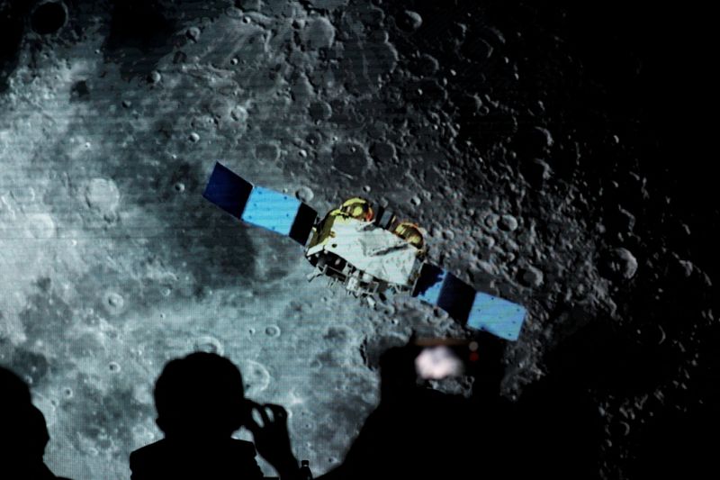 &copy; Reuters. شاشة تعرض لقطات لمركبة فضائية خلال برنامج صيني لاستكشاف القمر في المراصد الفلكية الوطنية التابعة لأكاديمية العلوم الصينية في بكين بصورة من