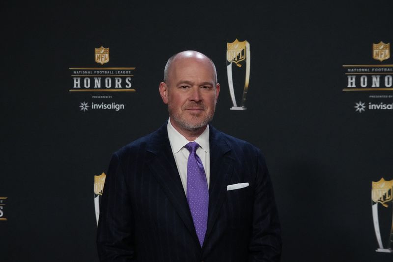 &copy; Reuters. FILE PHOTO: Feb 9, 2023; Phoenix, Arizona, US; Sports commentator Rich Eisen poses for a photo on the red carpet before the NFL Honors award show at Symphony Hall. Mandatory Credit: Kirby Lee-USA TODAY Sports