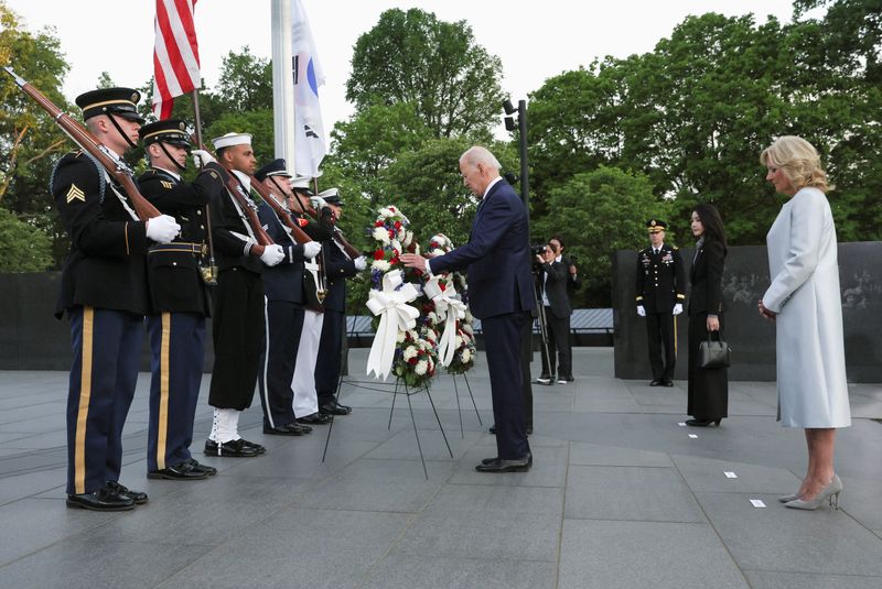 &copy; Reuters. الرئيس الأمريكي جو بايدن وزوجته السيدة الأولى جيل مع رئيس كوريا الجنوبية يون سوك يول وزوجته جيم كيون هي في زيارة لنصب تذكاري لضحايا الحرب ال