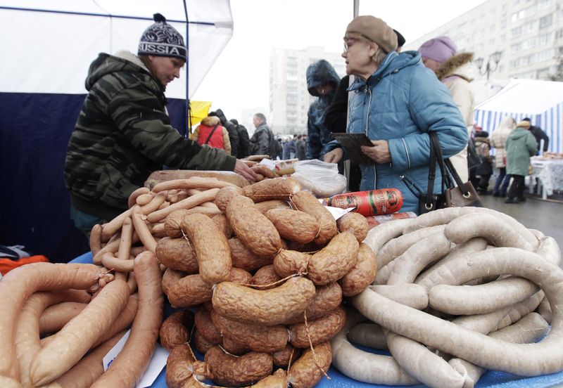 &copy; Reuters. FILE PHOTO: A vendor (L) sells sausage at a food market, which operates once a week on Saturday, in the Russian southern city of Stavropol, March 7, 2015. REUTERS/Eduard Korniyenko